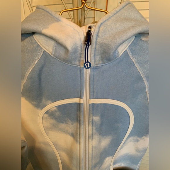 Lululemon Cloud Hoodie - Picture 4 of 6